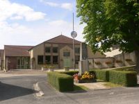 Salle des fêtes et Monument aux morts