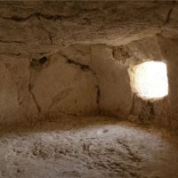 Vue intérieure de la chambre funéraire de l’hypogée 2 Notez le dénivelé d’une trentaine de centimètres situé sous le trou d’homme.